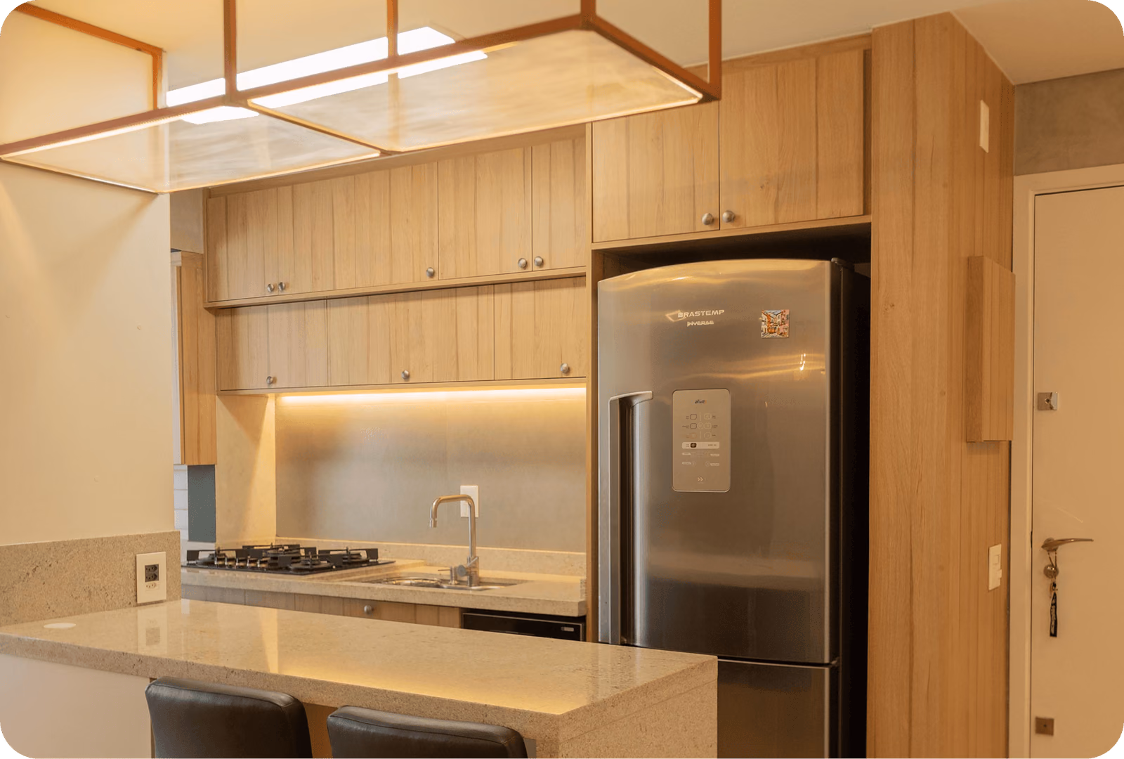 Cozinha contemporânea com móveis planejados Leore