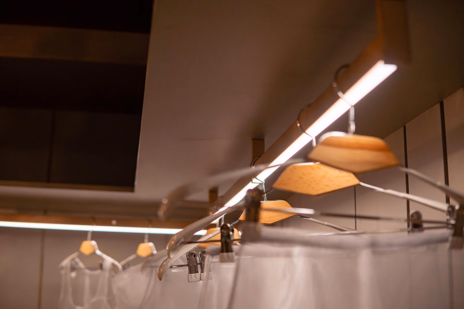 Detalhe de closet planejado com iluminação interna